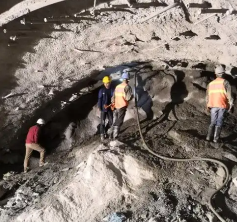 波莲镇拱顶带模注浆料的施工流程及注意事项